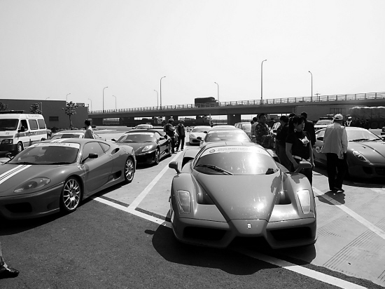 法拉利跑车,时速显示"185 km/h". 疾驰的跑车争先恐后,高清图片