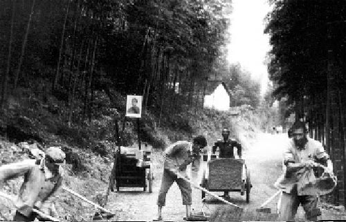 上世纪60年代末,农民修路场景
