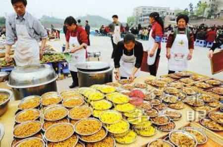 重庆4000何姓族人办清明会 摆400桌坝坝宴(图)