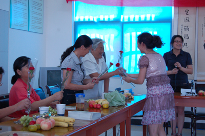 玉磬社区举办"迎教师节"联欢会