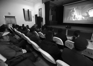 村民在看电影. 夏鹏飞 摄