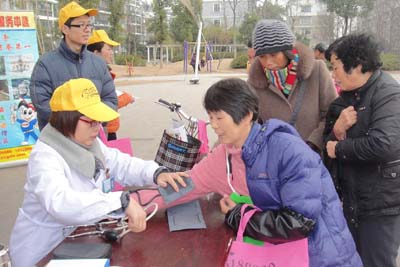 近10家加盟企业(单位)在灵芝社区宁馨花园小区开展进千家便民服务活动