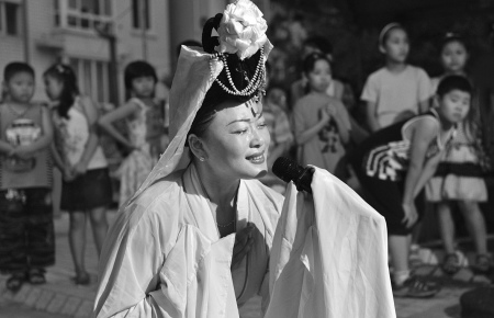 成都专职哭丧女职业哭丧13年 哭技感染众人(图)