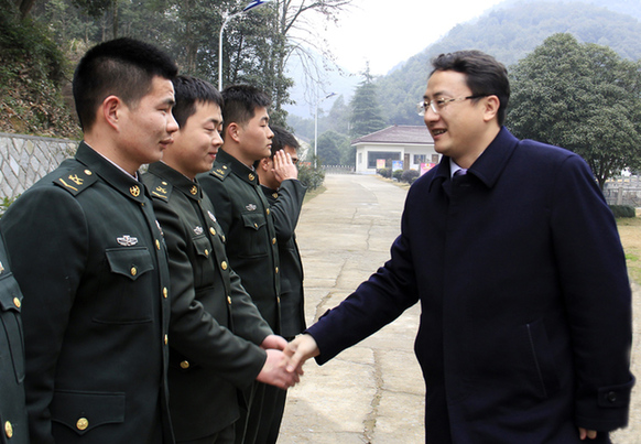 向人民子弟兵致以新春问候